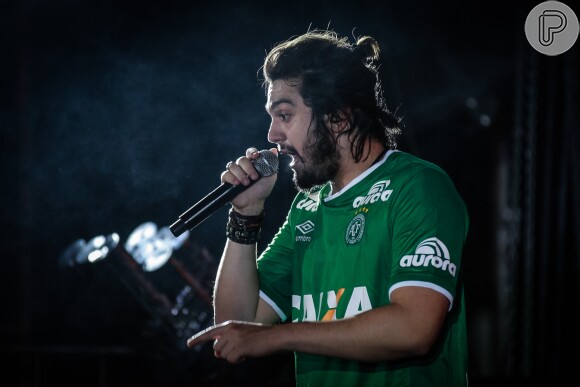 Luan Santana explicou porque usou a camisa do time de Santa Catarina: 'Acredito na energia de muita gente reunida'