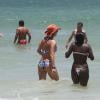 Christine Fernandes exibiu o corpo em forma na praia da Barra da Tijuca, Zona Oeste do Rio de Janeiro, com a família