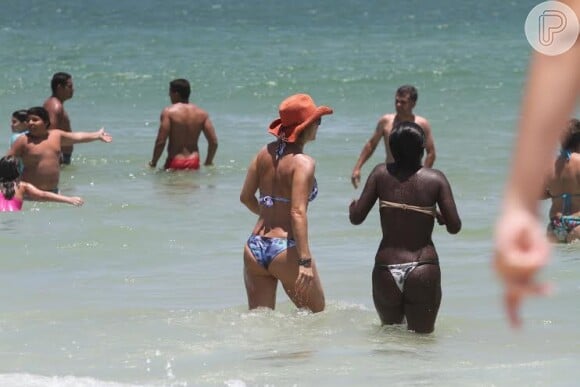Christine Fernandes exibiu o corpo em forma na praia da Barra da Tijuca, Zona Oeste do Rio de Janeiro, com a família