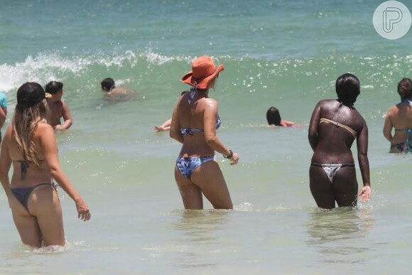 Acompanhada do marido, Floriano Peixoto, e do filho, Pedro, de 10 anos, a atriz Christine Fernandes curtiu a praia da Barra da Tijuca nesta sexta-feira, 10 de janeiro de 2014