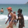 A atriz Christine Fernandes curtiu o dia ensolarado desta sexta-feira no Rio de Janeiro na praia da Barra da Tijuca com a família