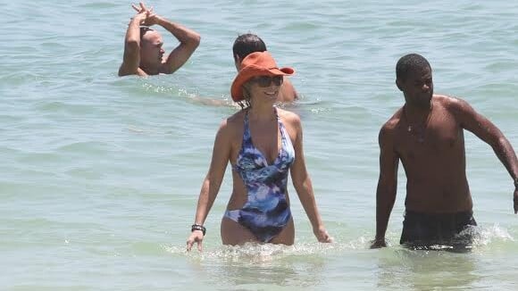 Christine Fernandes curte praia com o marido, Floriano Peixoto, e o filho, no RJ