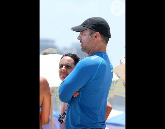 Acompanhado da mulher, Christine Fernandes, e do filho, Pedro, de 10 anos, o ator Floriano Peixoto curtiu a praia da Barra da Tijuca nesta sexta-feira, 10 de janeiro de 2014