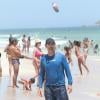 O ator Floriano Peixoto curtiu o dia ensolarado desta sexta-feira no Rio de Janeiro na praia da Barra da Tijuca com a família