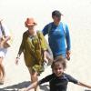 O ator Floriano Peixoto curtiu o dia ensolarado desta sexta-feira no Rio de Janeiro na praia da Barra da Tijuca com a família