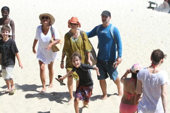 Floriano Peixoto exibiu passou a tarde na praia da Barra da Tijuca, Zona Oeste do Rio de Janeiro, com a família
