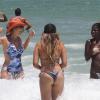 A atriz Christine Fernandes curtiu o dia ensolarado desta sexta-feira no Rio de Janeiro na praia da Barra da Tijuca com a família