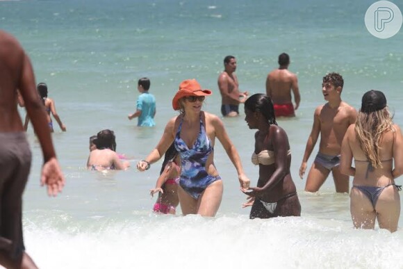 Acompanhada do marido, Floriano Peixoto, e do filho, Pedro, de 10 anos, a atriz Christine Fernandes curtiu a praia da Barra da Tijuca nesta sexta-feira, 10 de janeiro de 2014
