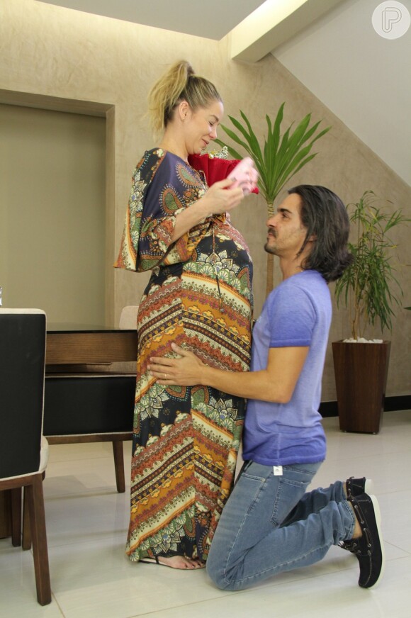 Danielle Winits surgiu 'grávida' em clipe com o marido, André Gonçalves