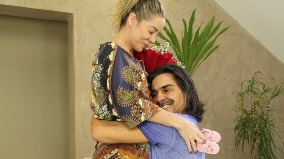 André Gonçalves elege cena preferida em clipe com mulher: 'Dani Winits grávida'