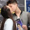 Larissa Manoela beija João Guilherme Ávila no lançamento do livro do então namorado