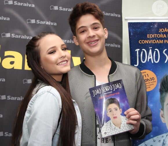 Larissa Manoela prestigiou o lançamento do livro de João Guilherme Ávila, 'João Sendo João - Meu Mundo', em 6 de novembro de 2016, em um shopping de São Paulo