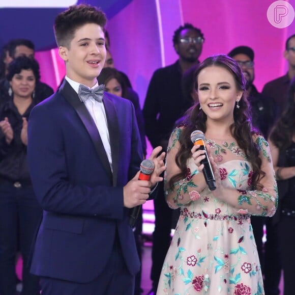 Larissa Manoela e João Guilherme Àvila cantaram juntos no Teleton 2016, em novembro