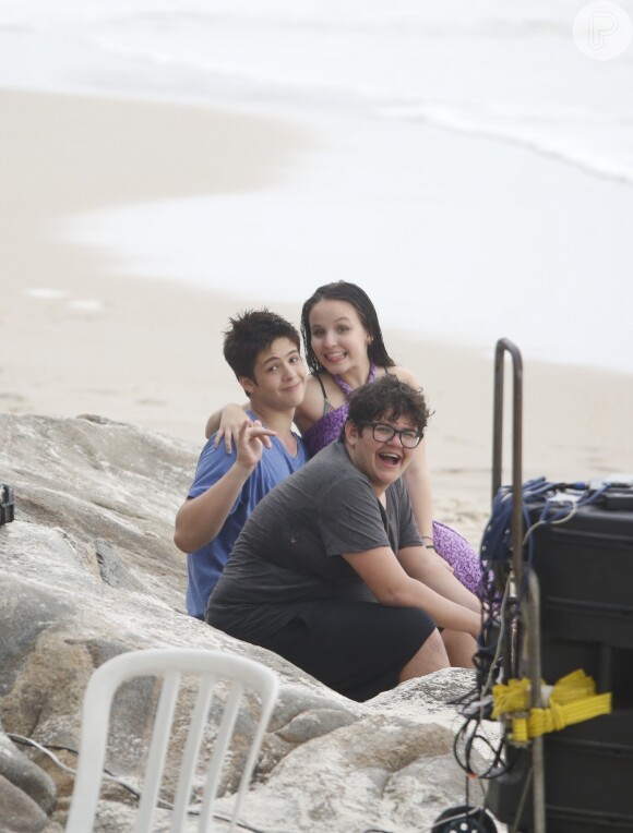 Larissa Manoela e João Guilherme foram fotografados em clima de romance nos bastidores da filmagem de 'Fala Sério, Mãe', em 03 de novembro de 2016, em praia do Rio de Janeiro