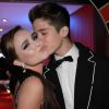 Larissa Manoela ganha beijinho carinhoso de João Guilherme Ávila no aniversário de 18 anos de MC Gui, em maio de 2016