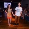 Larissa Manoela e João Guilherme desfilaram de mãos dadas no lançamento da coleção de roupas da atriz para a loja Miss Teen, em março de 2016
