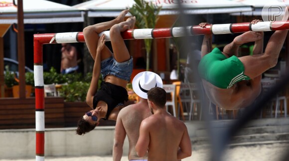 Em brincadeira com amigos, Nina Dobrev fica de ponta cabeça na trave de gol na praia de Copacabana, Zona Sul do Rio de Janeiro