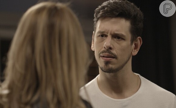 Diana (Alinne Moraes) pede que Lázaro (João Vicente de Castro) não cobre a multa de quebra de contrato de Gui (Vladimir Brichta), na novela 'Rock Story'