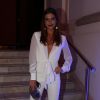 Mariana Goldfarb investiu em um look todo branco para prestigiar Cauã Reymond no Prêmio Cariocas do Ano