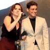 Cauã Reymond recebeu o prêmio de melhor ator das mãos da atriz Drica Moraes, na noite desta terça-feira, 6 de dezembro de 2016