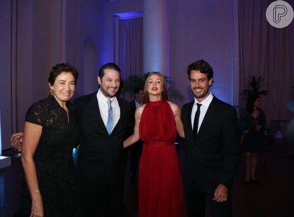 Acompanhada do noivo, Xandinho Negrão, Marina Ruy Barbosa foi um dos destaques do Prêmio Cariocas do Ano