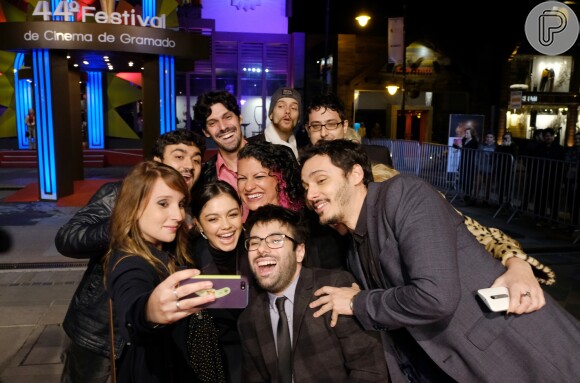 Sophie Charlotte posa com a equipe do filme 'Tamo Junto', lançado no 44º Festival de Gramado