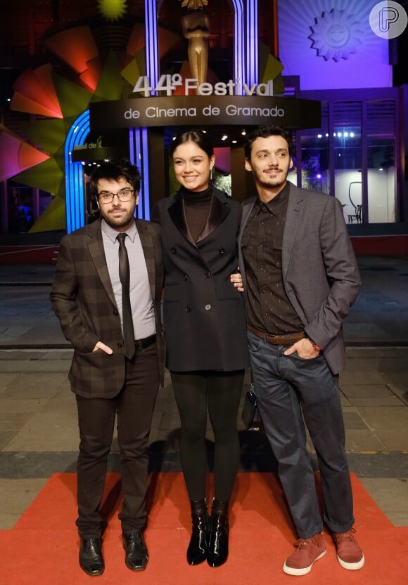 No 44º Festival de Gramado, Sophie Charlotte posa entre o diretor do filme 'Tamo Junto', Matheus Souza, e do ator Leandro Soares