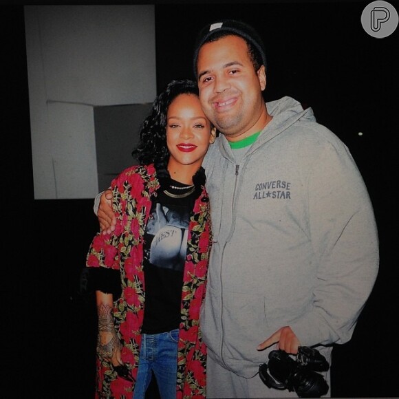 Fã tira foto com Rihanna antes dela embarcar para o Brasil, em 11 de janeiro de 2013