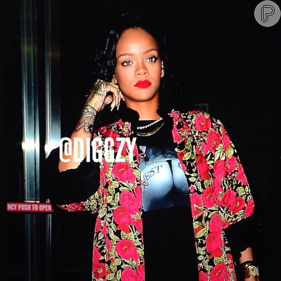 Rihanna é fotografa no aeroporto JFK, em Nova York, antes de embarcar para o Brasil, em 11 de janeiro de 2013