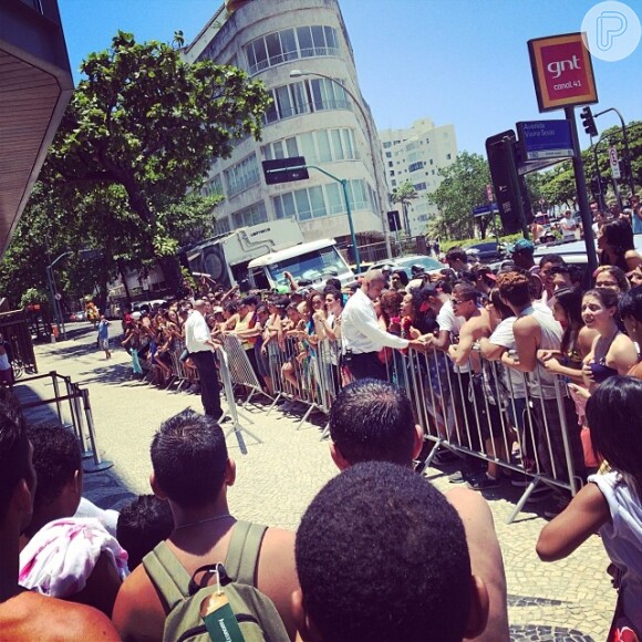 Fãs ficam na porta do hotel Fasano, em Ipanema, no Rio, à espera de Rihanna