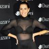 Deborah Secco foi ao lançamento da marca Duzani, em Minas Gerais, e apostou em sutiã rendado e hot pants pretos por baixo do vestido transparente, na noite desta quarta-feira, 8 de dezembro de 2016