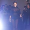 Deborah Secco foi ao lançamento da marca Duzani, em Minas Gerais, e apostou em sutiã rendado e hot pants pretos por baixo do vestido transparente, na noite desta quarta-feira, 7 de dezembro de 2016
