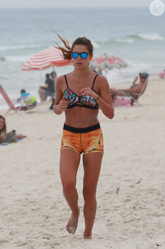 Além de cuidar da alimentação, Mariana Goldfarb também se exercita na praia
