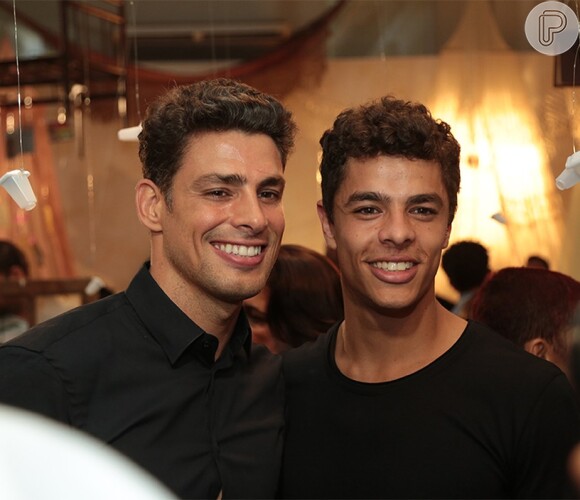 Cauã Reymond e Matheus Abreu vivem os gêmeos Omar e Yaqub na segunda e terceira fases da da minissérie 'Dois Irmãos'