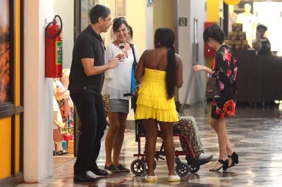 William Bonner conversa com grupo de fãs durante passeio no shopping da Gávea