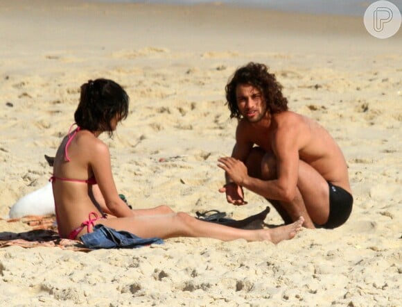 Pablo Morais e Letícia Almeida namoram em praia do Rio
