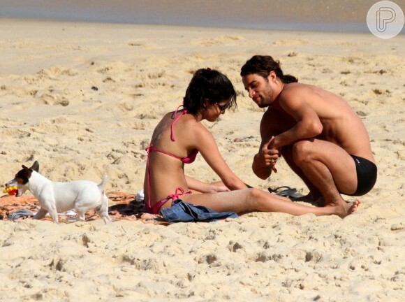 Pablo Morais beija Letícia Almeida em praia do Rio após assumir namoro. Fotos!