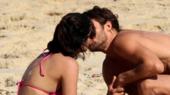 Pablo Morais beija Letícia Almeida em praia do Rio após assumir namoro. Fotos!