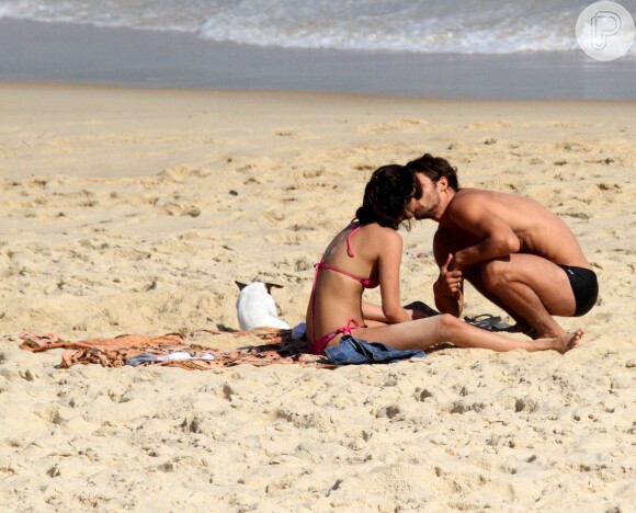 Pablo Morais beija Letícia Almeida em praia do Rio após assumir namoro. Fotos!