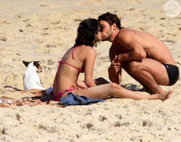 Pablo Morais beija Letícia Almeida em praia do Rio após assumir namoro. Fotos!
