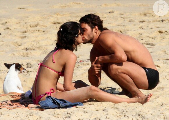 Pablo Morais beija Letícia Almeida em praia do Rio após assumir namoro. Fotos!