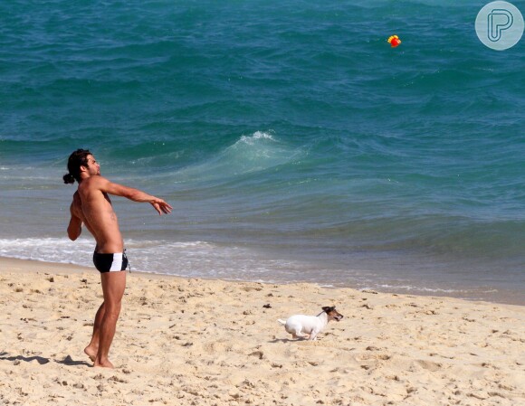Pablo Morais beija Letícia Almeida em praia do Rio após assumir namoro. Fotos!