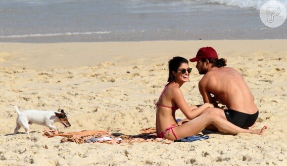 Pablo Morais e Letícia Almeida curtem dia de praia no Rio