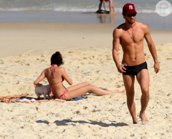 Pablo Morais beija Letícia Almeida em praia do Rio após assumir namoro. Fotos!