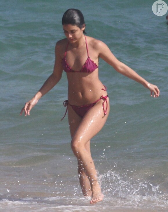 Pablo Morais beija Letícia Almeida em praia do Rio após assumir namoro. Fotos!