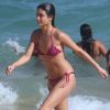 Letícia Almeida mostra corpo sequinho em dia de praia com o namorado, o ator Pablo Morais