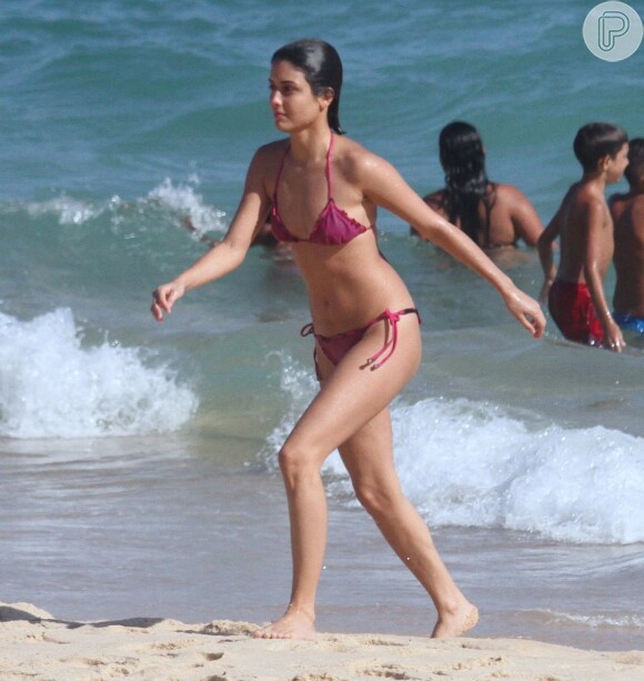 Letícia Almeida mostra corpo sequinho em dia de praia com o namorado, o ator Pablo Morais