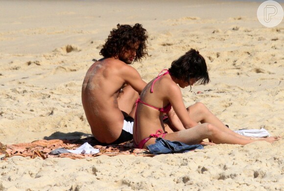 Pablo Morais beija Letícia Almeida em praia do Rio após assumir namoro. Fotos!