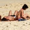 Pablo Morais beija Letícia Almeida em praia do Rio após assumir namoro. Fotos!