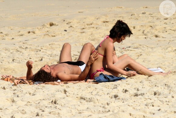 Pablo Morais beija Letícia Almeida em praia do Rio após assumir namoro. Fotos!